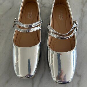 NEW, NEVER WORN: Women's SHINY patent finish Mary Jane Ballet Flat Shoes